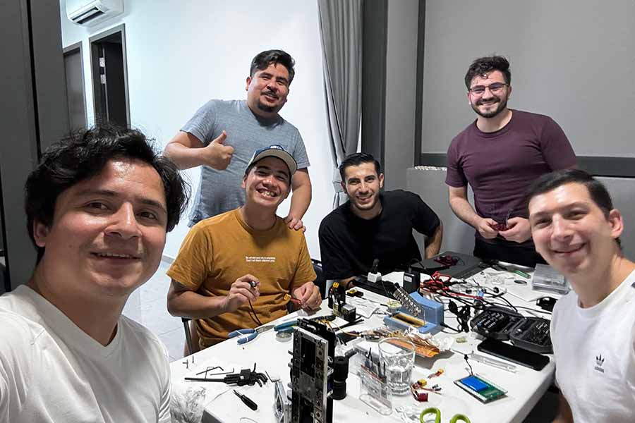 Equipo de EXATEC en preparación para la competencia de robótica