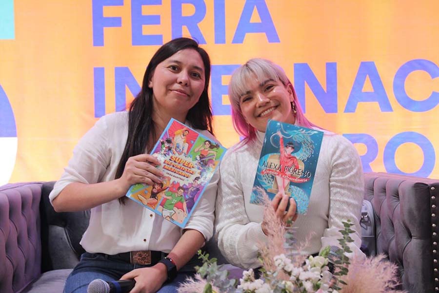 Frida en la presentación de su libro con Alexa Moreno, gimnasta mexicana.