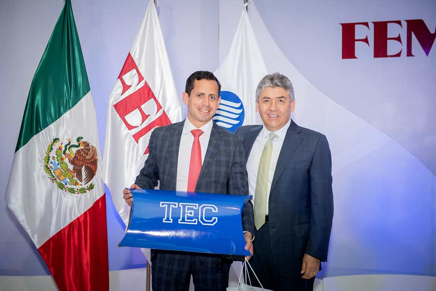 Rodrigo Pacheco y José Antonio Fernández durante entrega del Premio Eugenio Garza Sada.