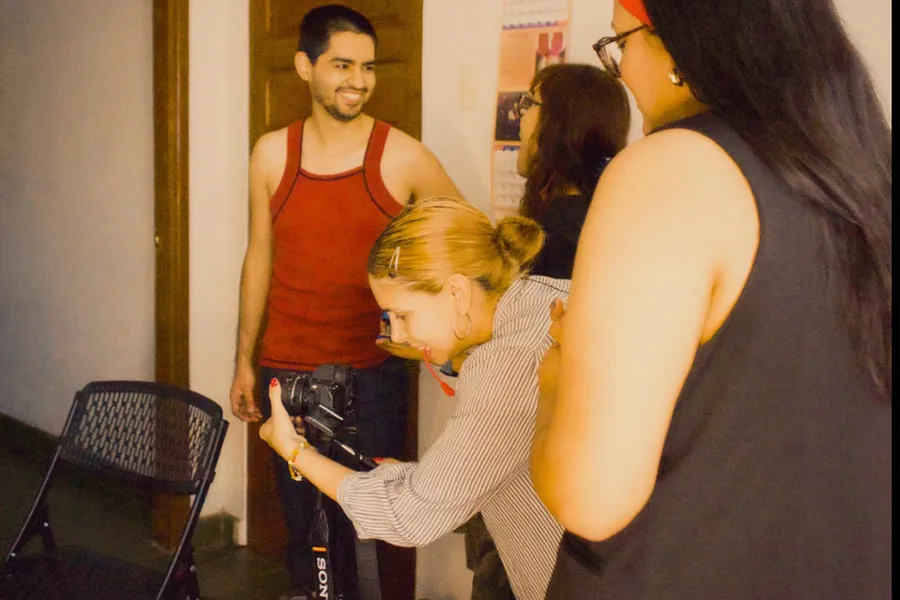 4 jóvenes en medio de grabar una escena de un cortometraje.