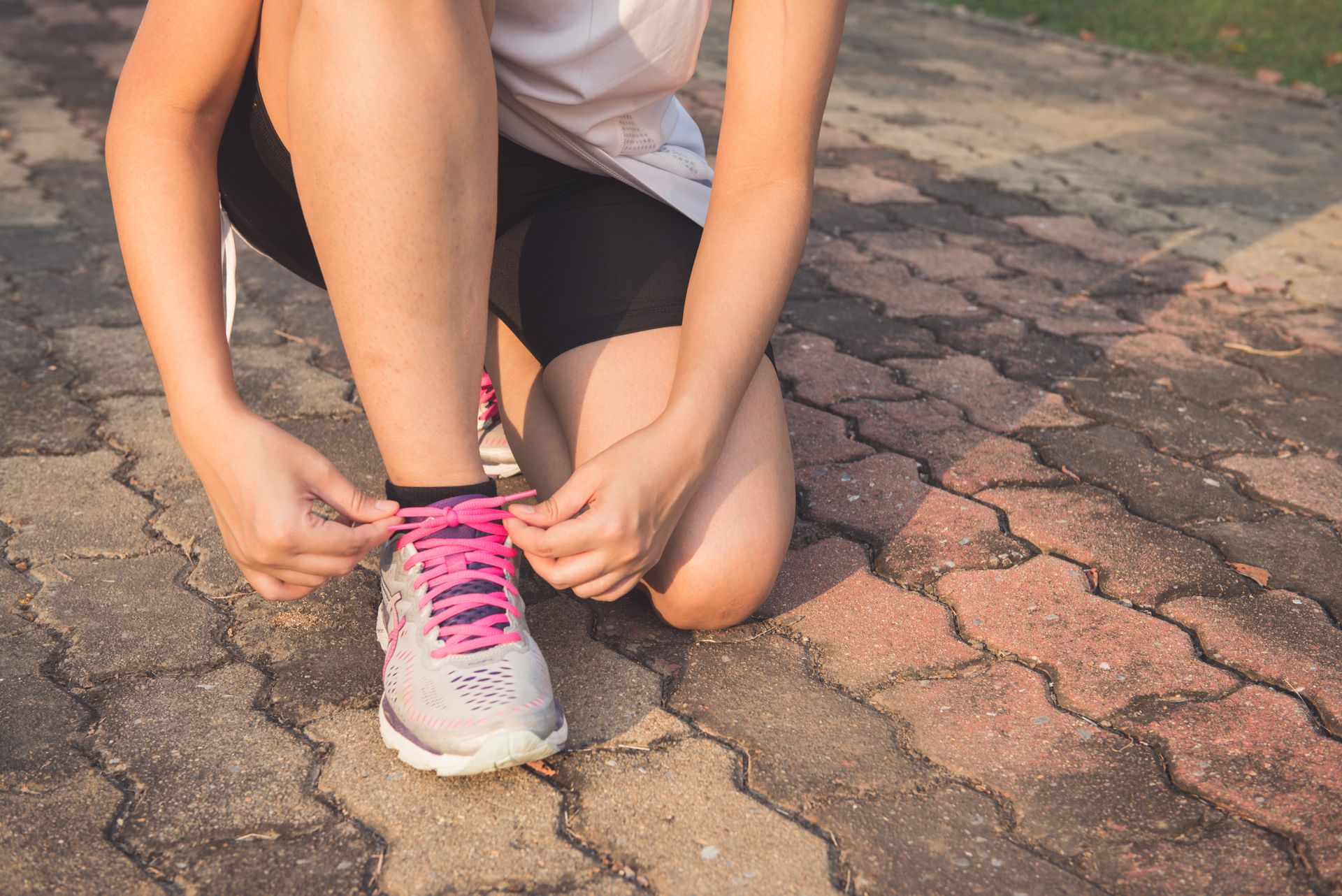 Mujer preparándose para correr