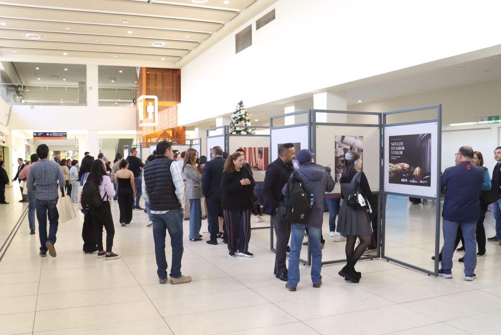 estudiantes y visitantes en la exposición 