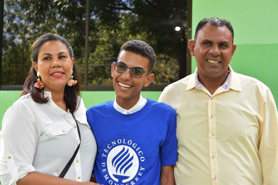 Eydan Peña junto a sus padres.