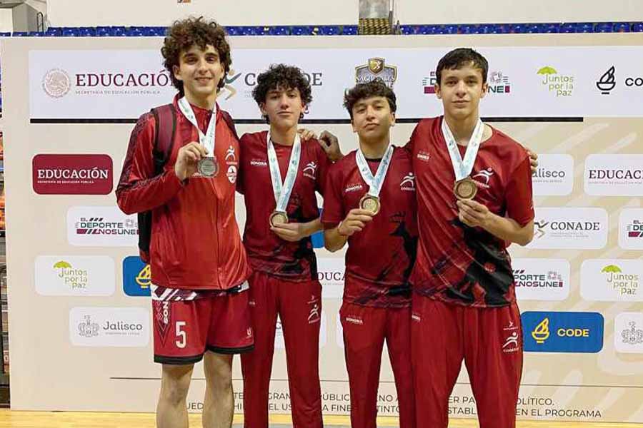 Cuatro alumnos del Tec Sonora, Fabian, Marcos, Sebastián y Elias posando en el podio de los Juegos Nacionales CONADEP con sus medallas. 