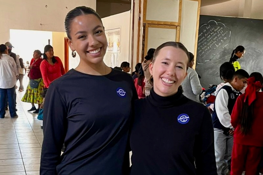 Fabiola D&iacute;az y Valentina Santacruz, estudiantes del Tec campus Chihuahua, coordinadoras del evento The Street Store en la colonia Ladrillero Norte de Chihuahua