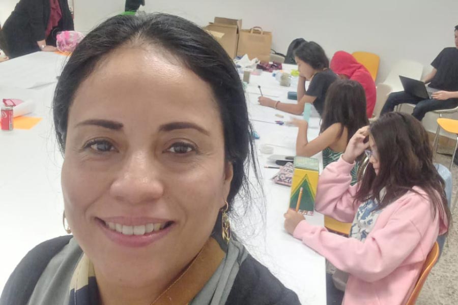 Fabiola Marmol durante un taller para niños y niñas.