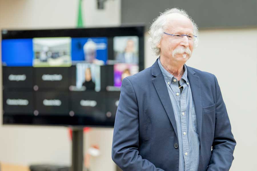 El profesor 6 veces ganador del Grammy, Allan Tucker, es profesor distinguido de la Escuela de Humanidades y Educación.