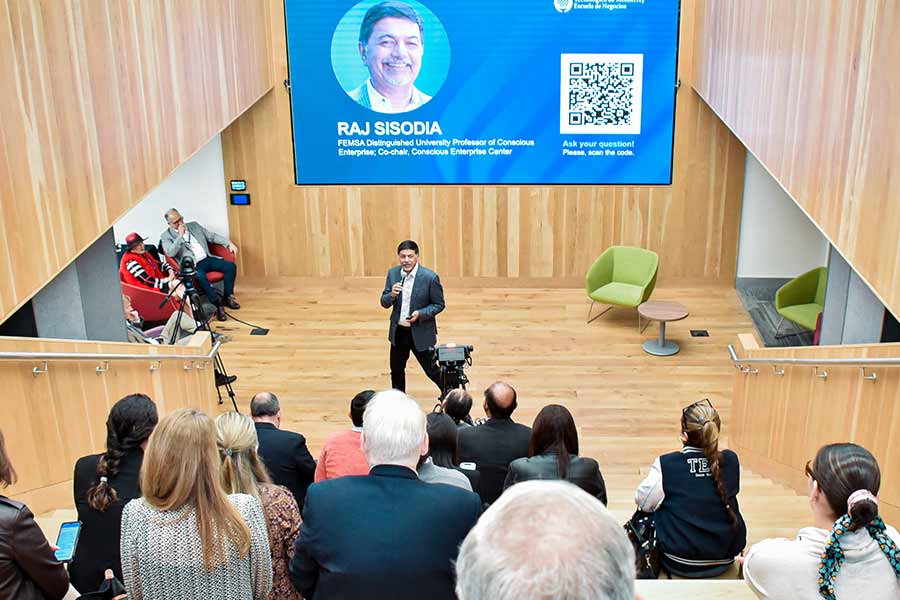 Raj Sisodia, profesor distinguido, charló con profesores y estudiantes durante el summit.