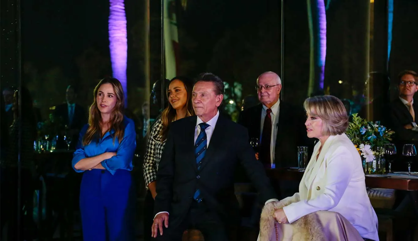Francisco Javier Buenrostro acompañado de su familia en la entrega del reconocimiento