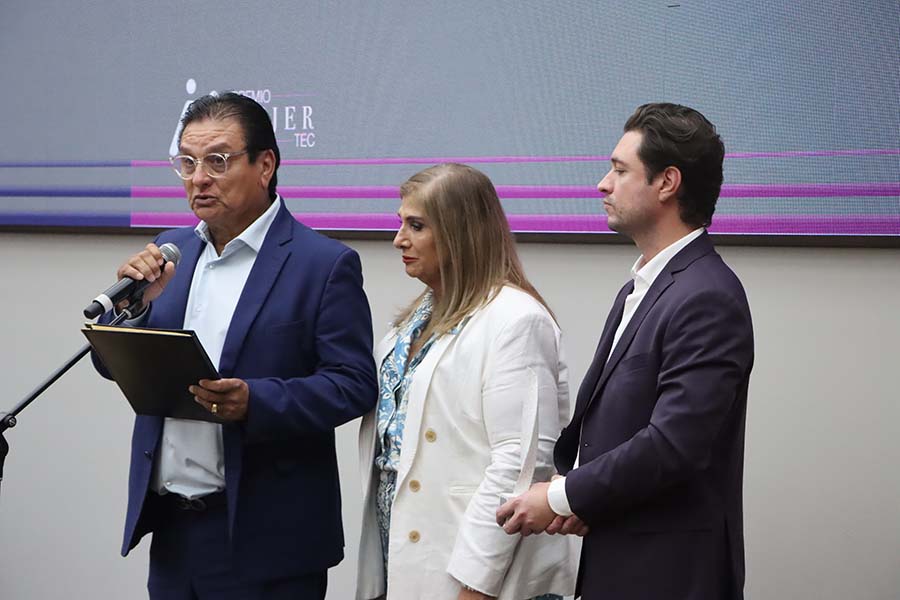 Familiares de Blanca Brambila, ganadora del Premio Mujer Tec, en la ceremonia de premiaci&oacute;n.