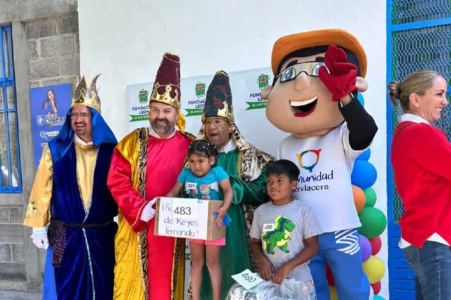 Ni&ntilde;os de la fundaci&oacute;n recibiendo regalos. Foto: Cortes&iacute;a