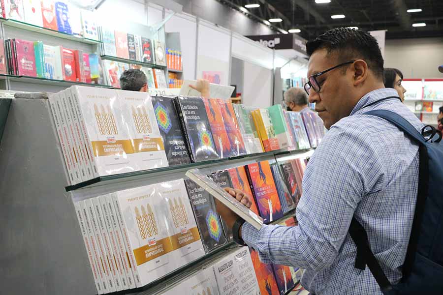 Asistente a la Feria Internacional del Libro del Tec de Monterrey.