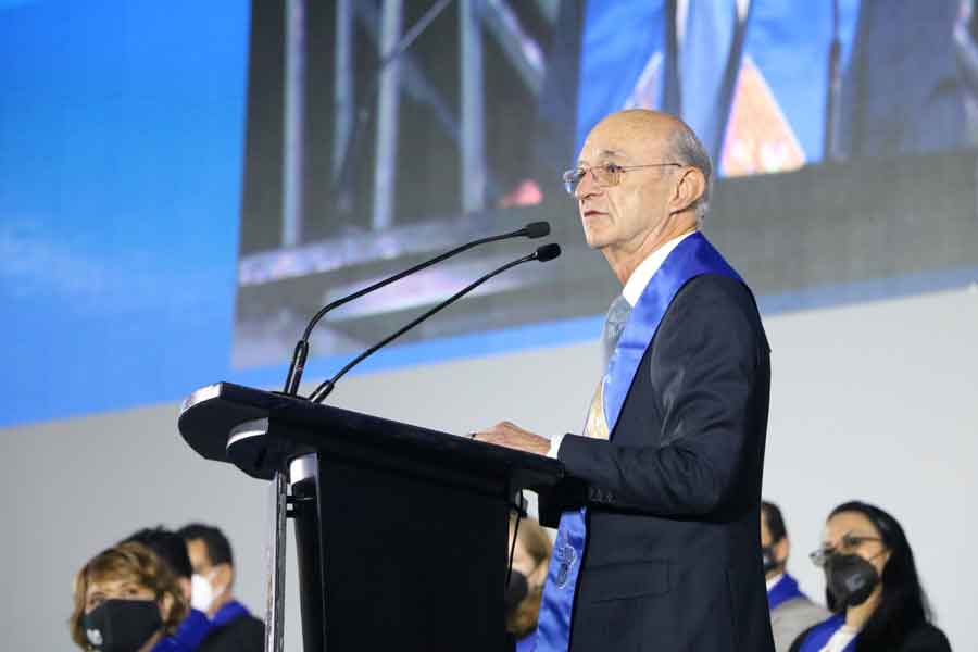 Fernando Elizondo fue el orador huésped de la ceremonia de graduación-