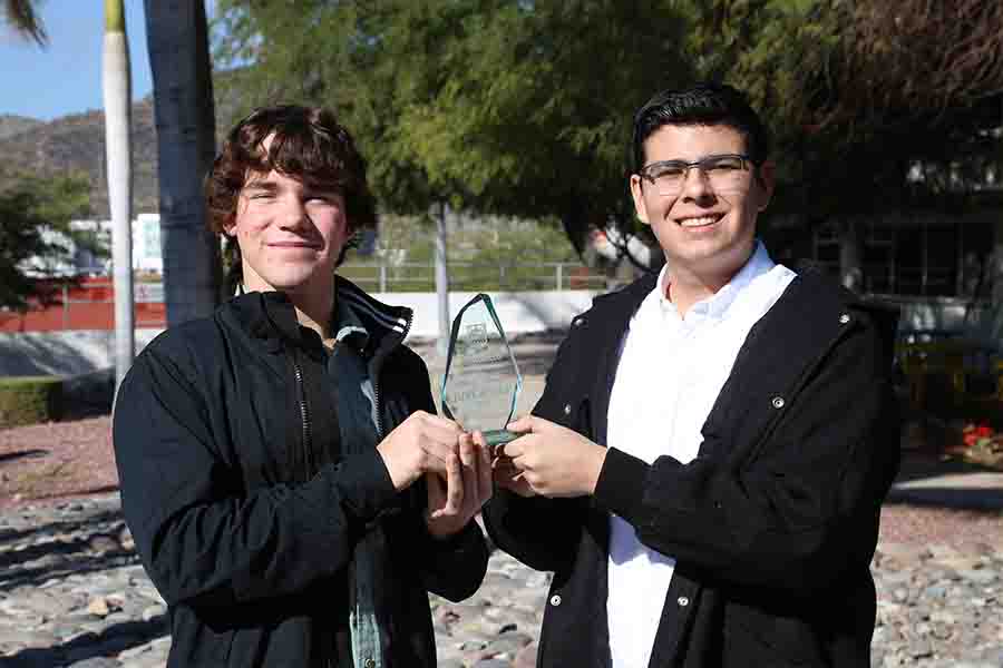 Fernando de Silva y Carlos Erquizio con su premio como ganadores absolutos