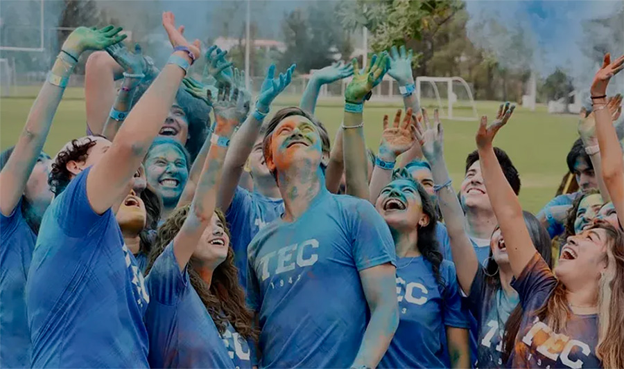 estudiantes del tec de monterrey, con pintura azul