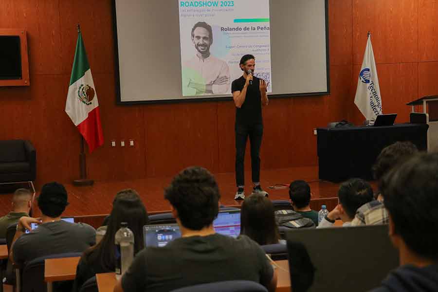 Cerca de 200 estudiantes de la Escuela de Negocios pudieron conocer de primera mano la experiencia del emprendedor invitado.