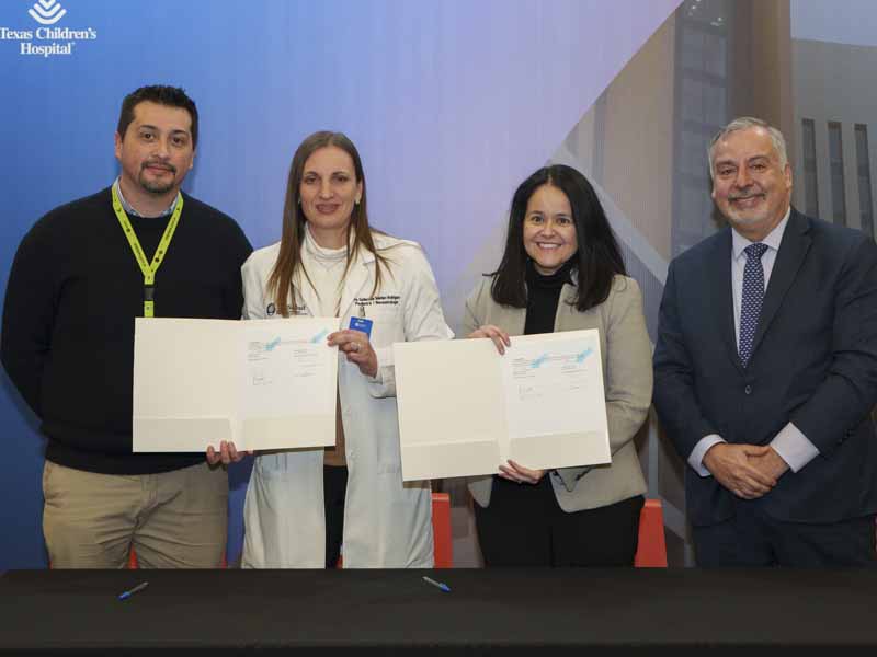 Ing. Alejandro Gil, director General de Hospitales TecSalud; Dra. Guillermina Sánchez, directora de Institutos de TecSalud; Lic. Paola Álvarez-Malo vicepresidenta de Texas Children´s Hospital; y Dr. Armando Correa, director médico del Departamento  Internacional y de Destino de Texas Children’s Hospital