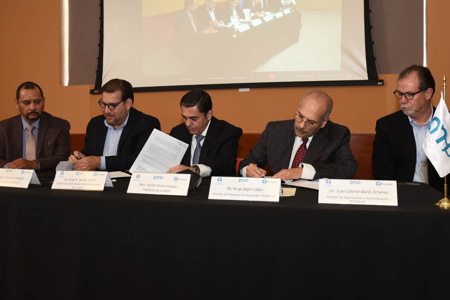 Momento de la firma de convenio entre TecSalud y la Asociación Nacional de Hospitales Privados.