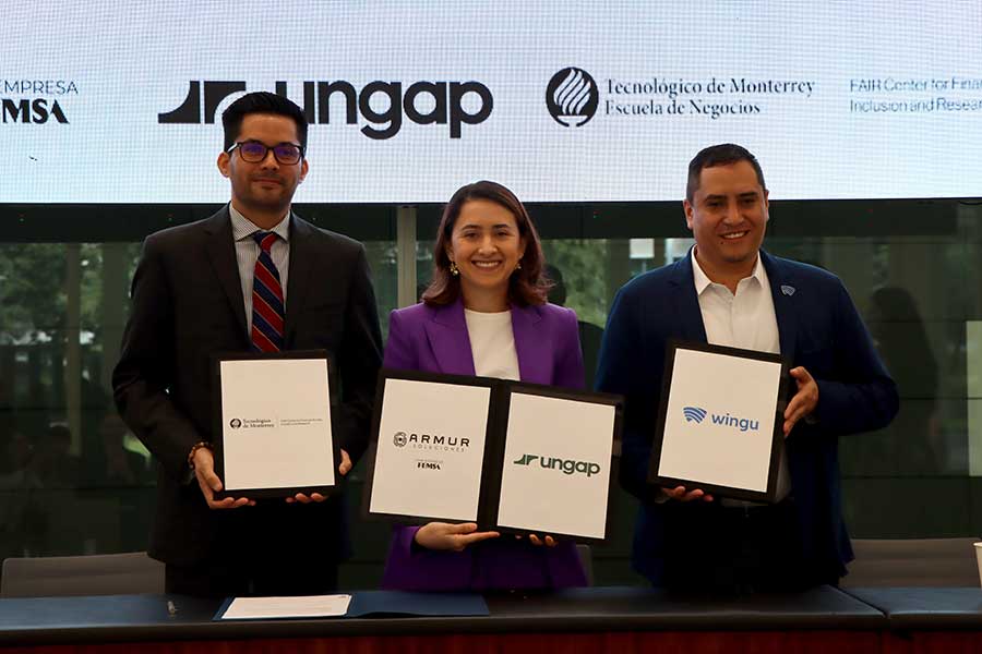 (De izq. a der.) Felipe Pérez, director del FAIR Center, Mirthala Ledezma, gerente de Impacto Social en ARMUR-FEMSA y Marco Antonio Sandoval, Director de Desarrollo Institucional para México y Centroamérica de Wingu.