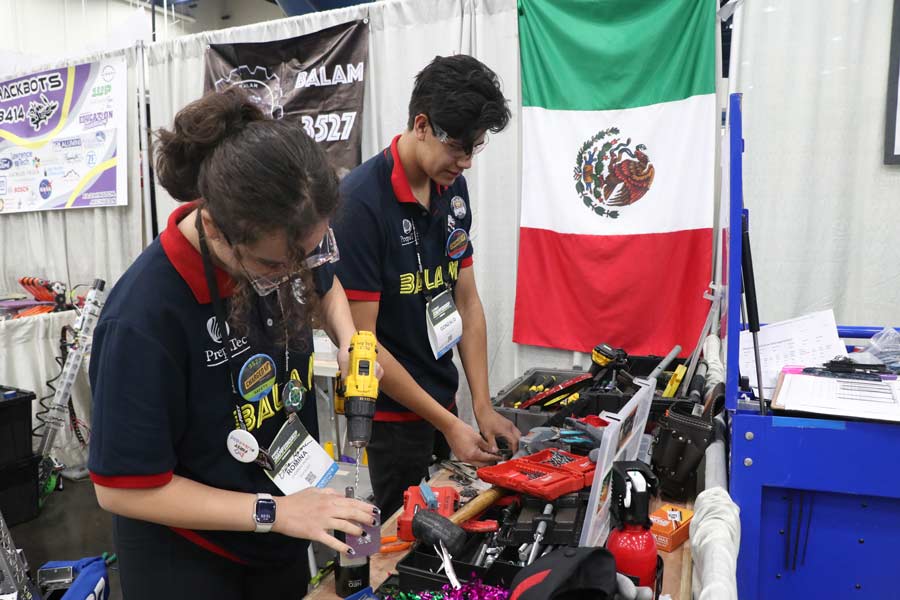 La escudería PrepaTec participó en el mundial FIRST.