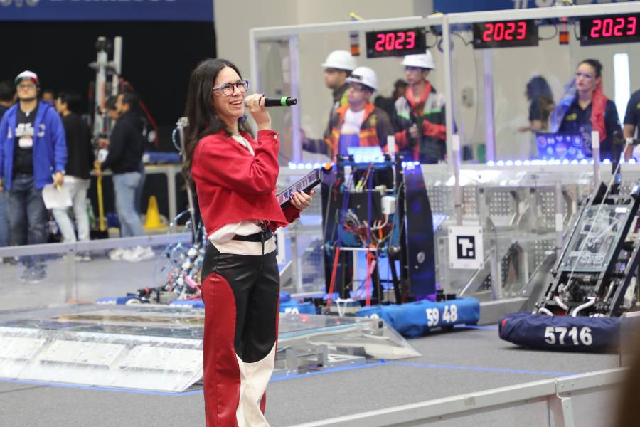 Samantha Muñoz en la cancha de FIRST