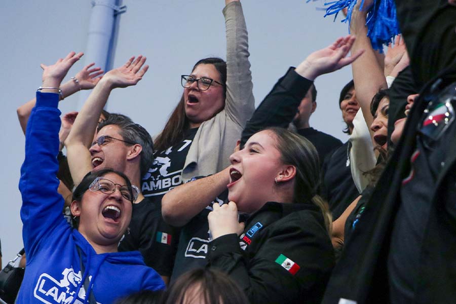 Público celebrando en las gradas.