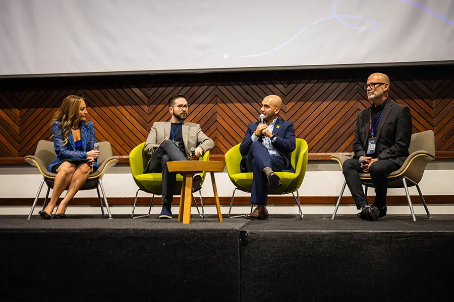 Adriana Gidi, Oscar Tamez, Gerardo García y Phil Fisher durante un panel