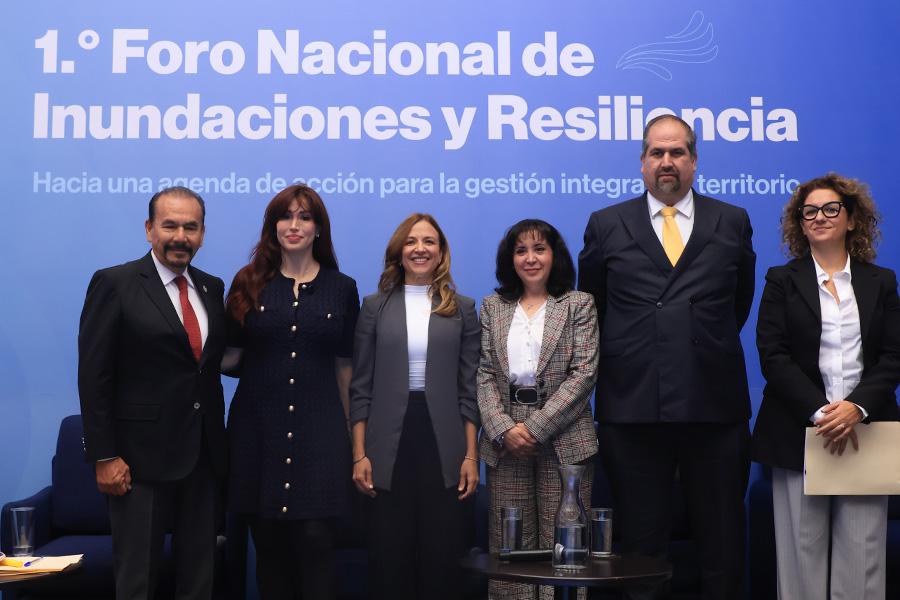Pedro Rodríguez, presidente municipal de Atizapán de Zaragoza; Paola Félix, coordinadora general del Acuerdo Nacional del Agua y de Cooperación Internacional de la CONAGUA; Paulina Campos, vicepresidenta de los campus del Tec en la Ciudad de México; Verónica Pedrero, directora general del Tec campus Estado de México; Luis Hernández, representante de la Secretaría del Medio Ambiente y Desarrollo Sostenible; y Rosanna Bonasia, profesora investigadora del Departamento de Tecnologías Sostenibles y Civil del Tec campus Estado de México.