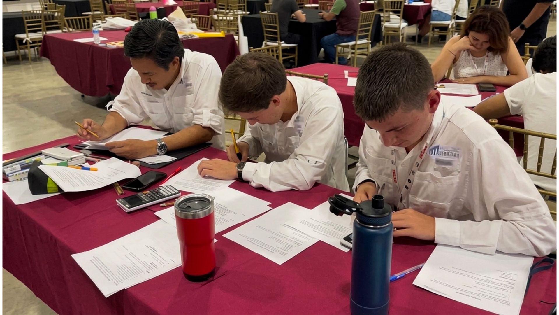 Estudiantes participando en la competencia ANEIC