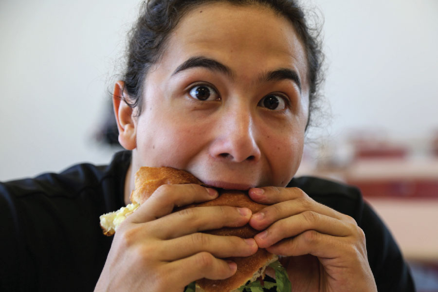 Alumno comiendo durante el break