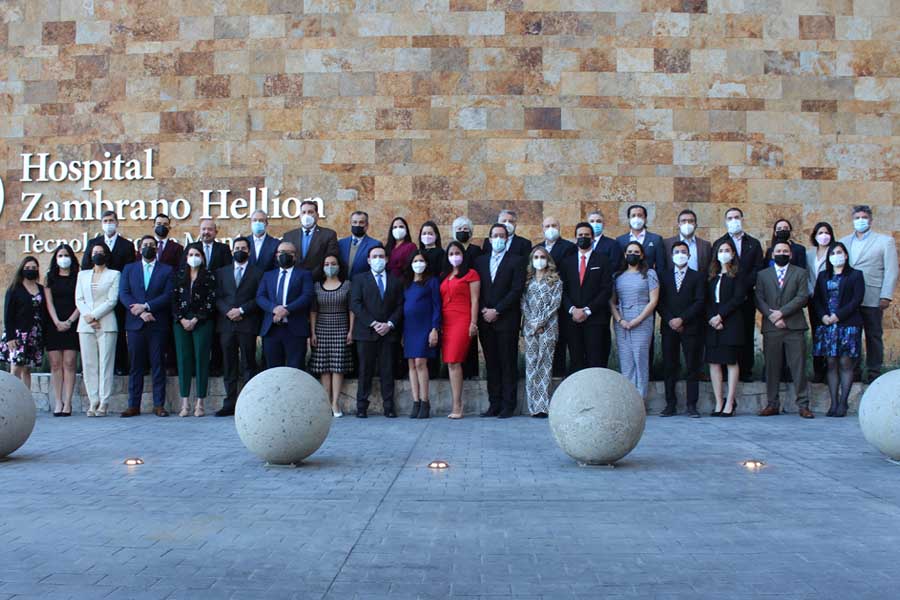 Foto grupal de la ceremonia de graduados de los cursos de alta especialidad de la Escuela de Medicina y Ciencias de la Salud del Tec de Monterrey.