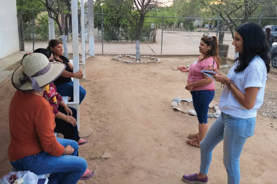 Ruth conviviendo con las mujeres de la comunidad