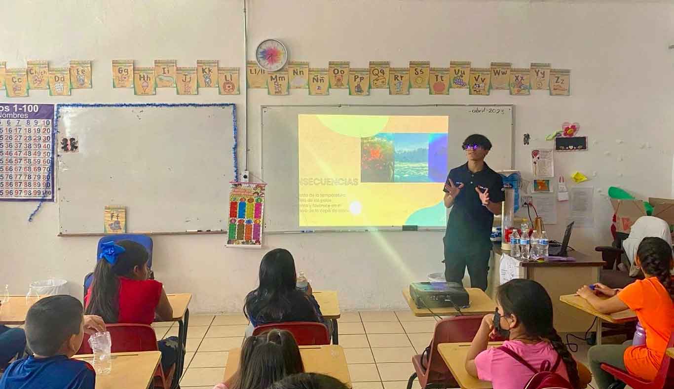 Xrams dando cursos a niños en escuelas 