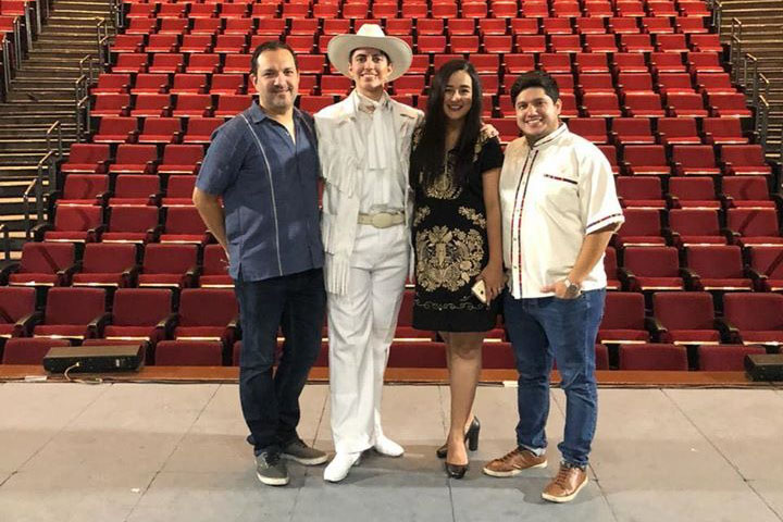 Foto Daniel de León junto con sus profesores