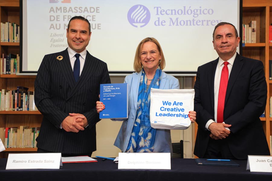 Ramiro Estrada, Delphine Borione y Juan Carlos Olmedo en firma de acuerdo. Foto: Esteban Saavedra.