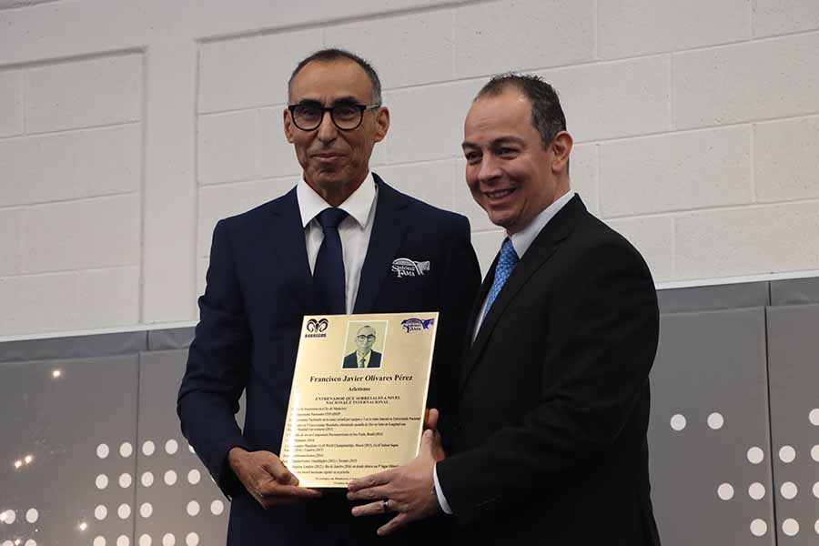 Francisco Olivares, entrenador que ingresa al Salón de la Fama del Tec, junto a Sigifredo Treviño, director Atlético y Deportivo.