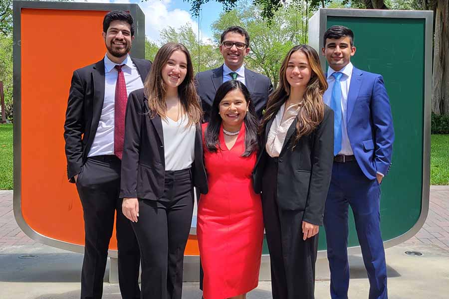 Gabriela Gerón, ganadora del Premio Mujer Tec, con colegas de la Asociación de Latinos Profesionales en América.