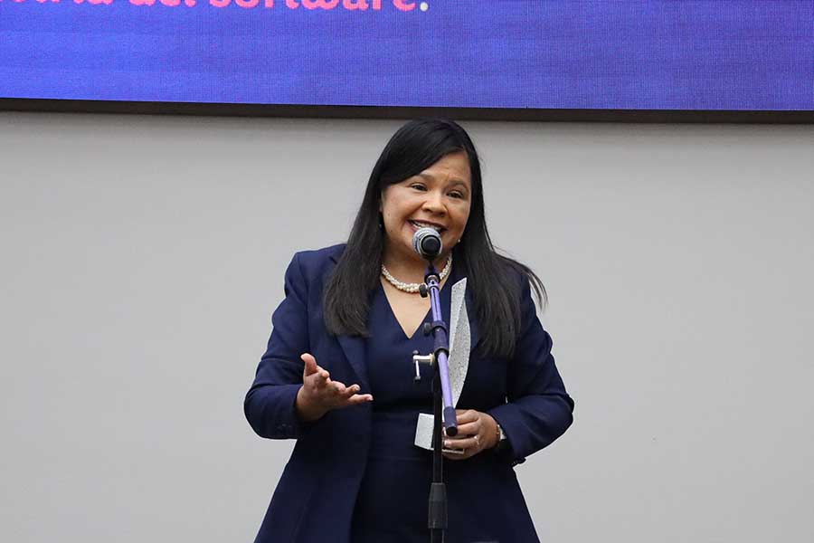 Gabriela Gerón, ganadora del Premio Mujer Tec, en la ceremonia.