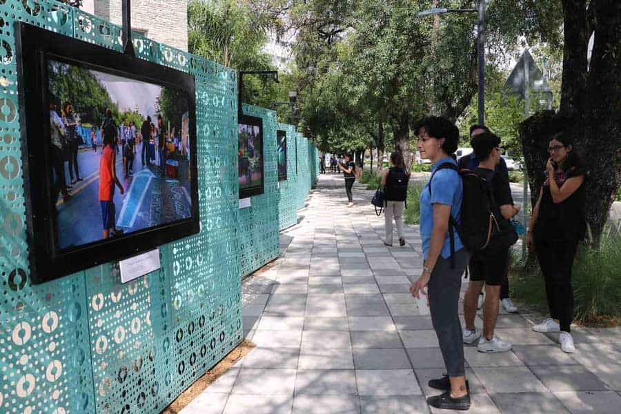 La Galería Abierta ubicada en Av. Fernando García Roel presenta exposiciones de fotografía. 