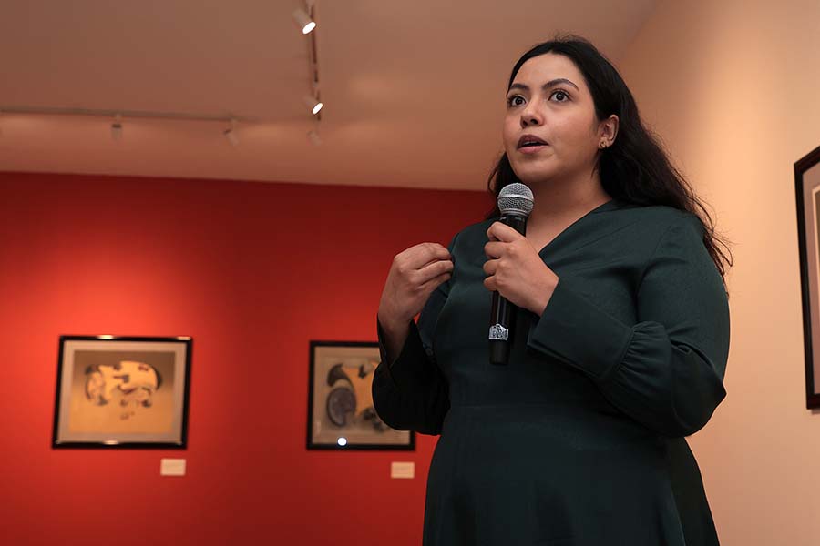 Paulina Beltrán en la exposición Contraposición: la gráfica en México a mitad del siglo XX.