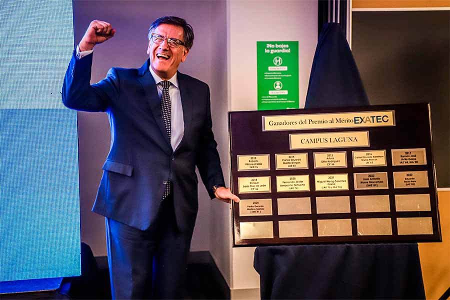 Emprendedor festeja colocar su placa del premio al mérito exatec laguna 2024