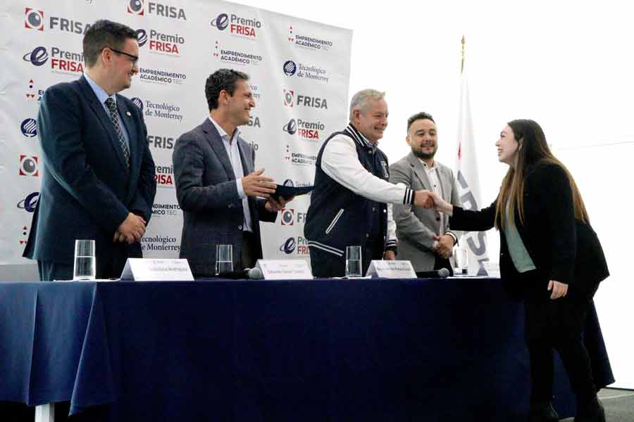 Ganadora del Premio FRISA edición agosto-diciembre 2024 recibiendo su reconocimiento.