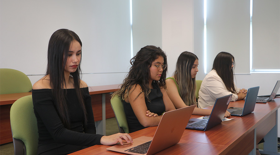 Alumnas de campus Irapuato en la final del Business Breakdown Region Centro Sur 