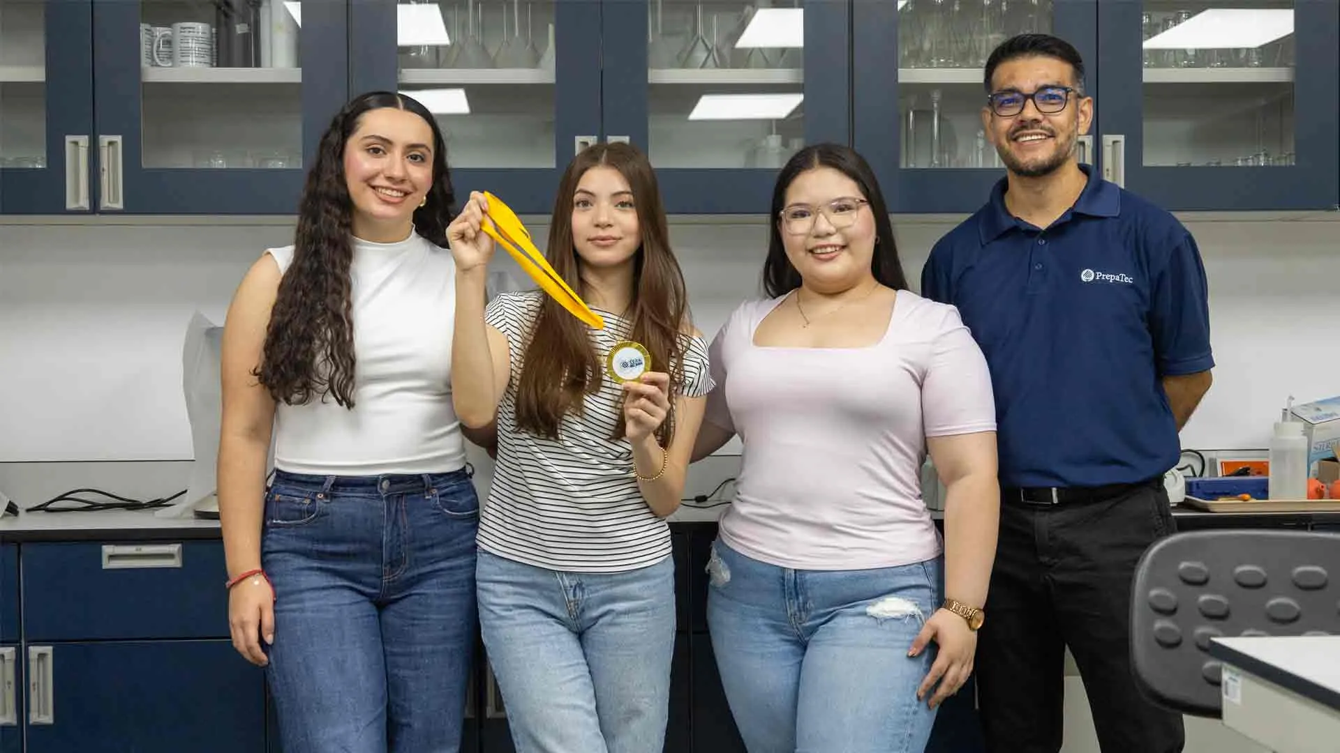 Ganadores de la Feria Estatal de Ciencia junto con su profesor. Foto: Liu Organista