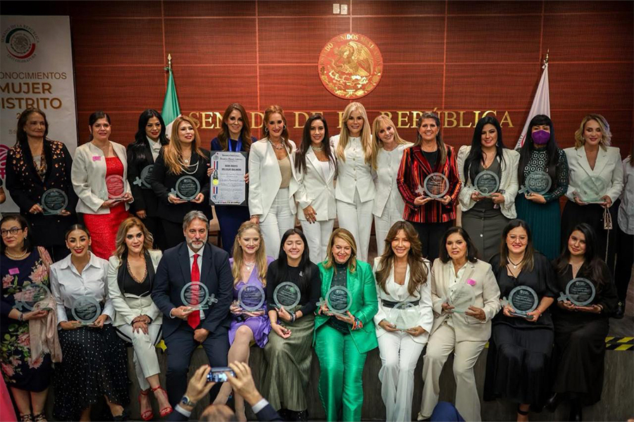 Ganadoras del Premio Mujer Distrito 2025 reunidas durante la ceremonia en el Senado de la Rep&uacute;blica.