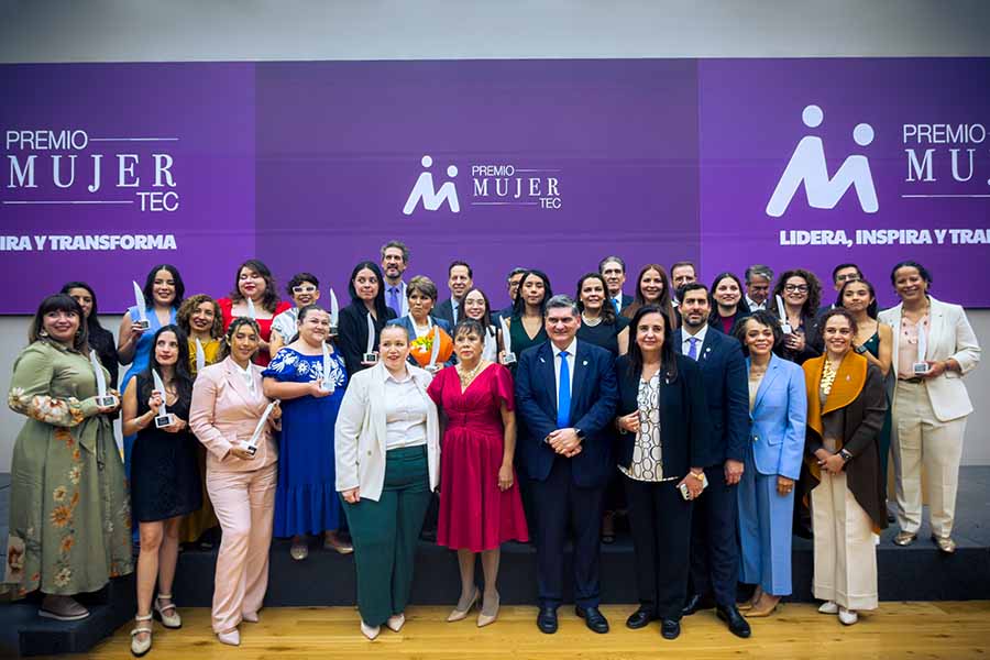 Ganadoras del Premio Mujer Tec 2026, junto a David Garza Presidente Ejecutivo del Grupo Educativo Tecnol&oacute;gico de Monterrey. Foto: 