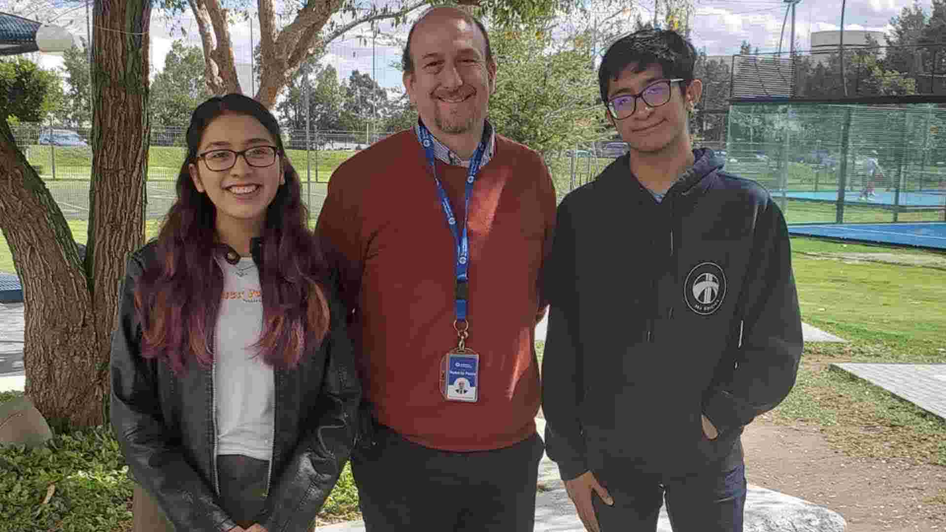 Alumnos ganadores junto al profesor Roberto Martínez