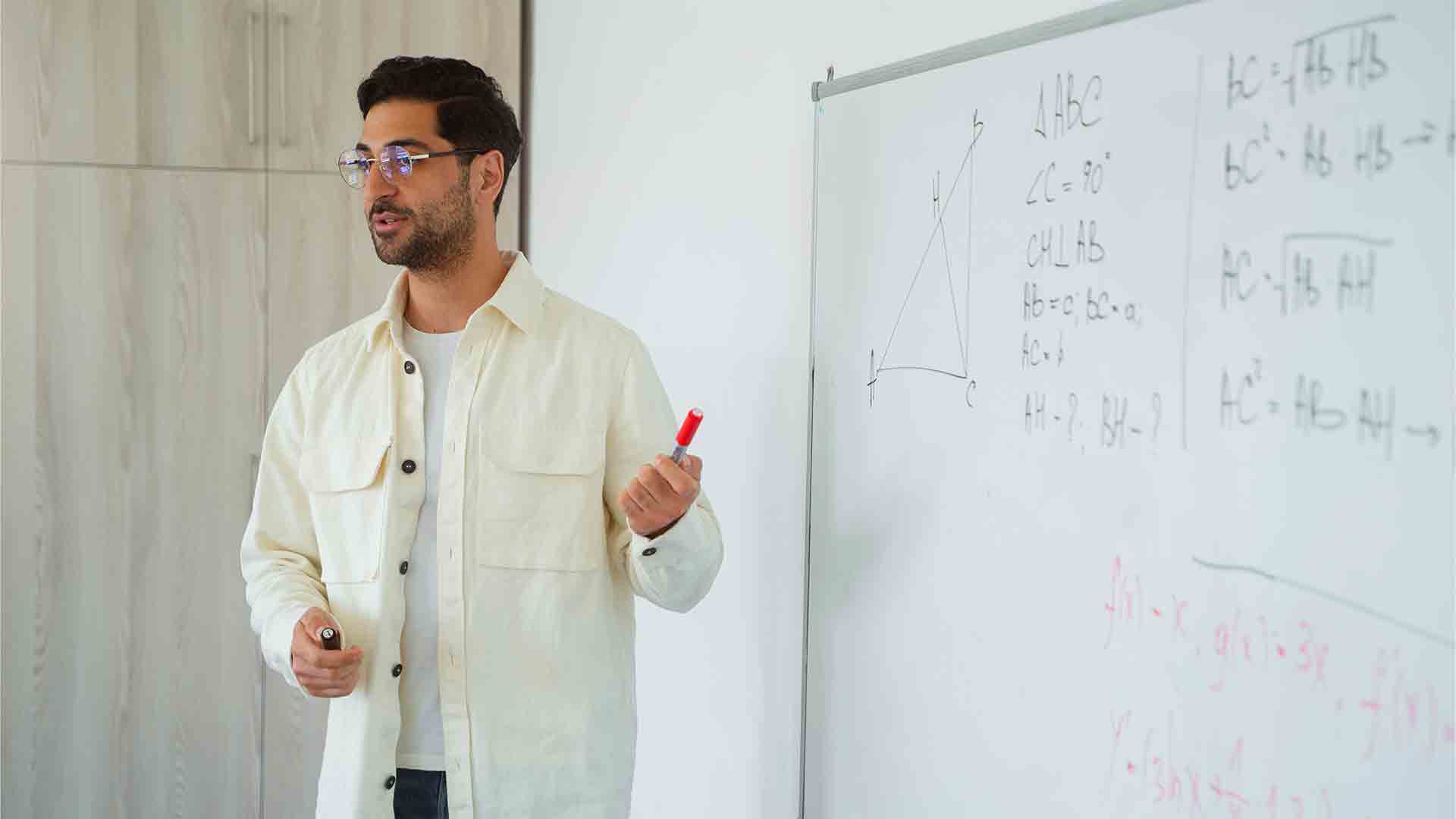 Durante la preparación los profesores imparten talleres a los estudiantes