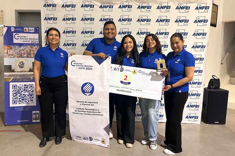 Estudiantes reconocidos en el Concurso Nacional de Ciencias junto a sus profesoras asesoras. 