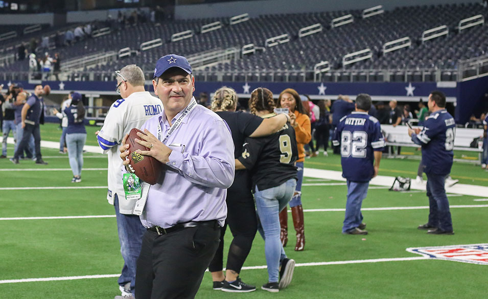 David Garza, rector del Tecnológico de Monterrey, con los Vaqueros de Dallas.